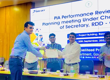 Mr. Abhinav Balyan receiving the certificate