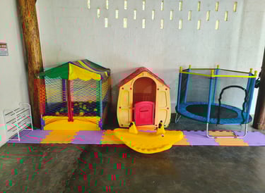Área de recreação infantil interna com piscina de bolinhas, casinha de brinquedo, cama elástica e ga