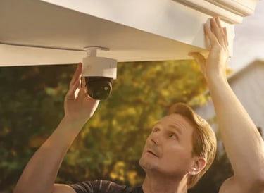 personne installant une caméra de surveillance