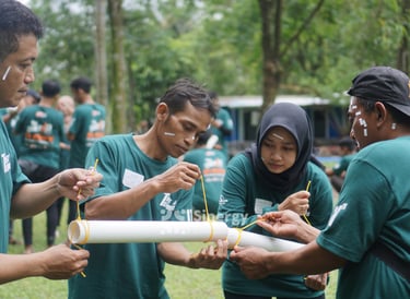 Peserta kegiatan outbound capacity  building berpartisipasi dalam permainan kerja sama tim