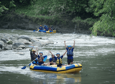 Suasana santai peserta rafting saat menyusuri aliran tenang Sungai Elo