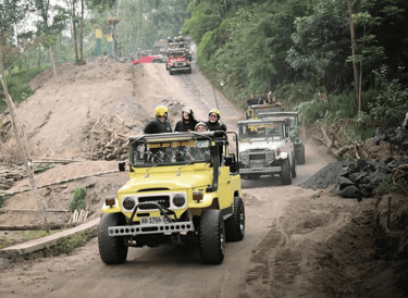 Jeep melaju di jalur ekstrem wisata lava tour Merapi Jogja