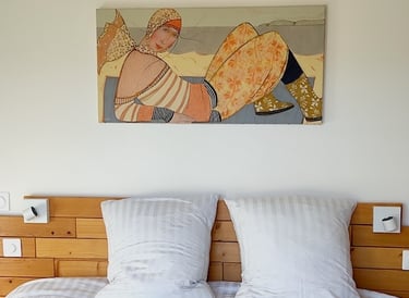 chambre 2 lit et tableau meublé de tourisme confort et lumière