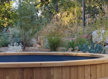 bain nordique et jardin paysagé meublé de tourisme confort et lumière