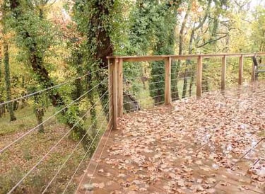 terrasse Est en belvédère sur les chênes blancs meublé de tourisme confort et lumière