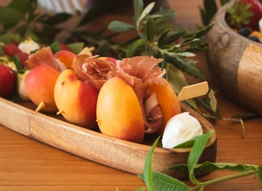 Brochettes apéritives présentées pour un buffet de réception