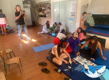 Un groupe d'adolescents qui étudient des maquettes de requin