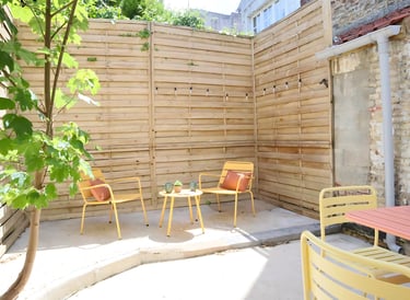 Terrasse privative avec mobilier de jardin, idéale pour détente après mission professionnelle.