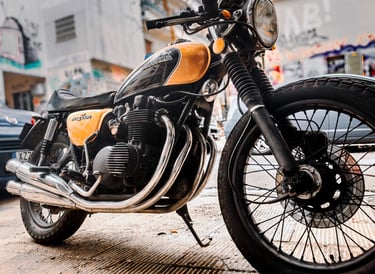 a motorcycle Honda 500 CB parked on the side of a street