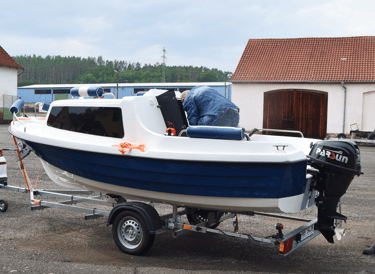 Montáž_lodního_motoru_Parsun_20_Hp_na_Polský_člun