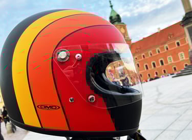 Kask motocyklowy w stylu cafe racer DMD Rocket Fuoco na tle rynku starego miasta w Warszawie