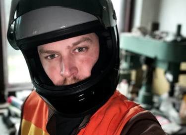 Kask retro DMD Rivale na głowie motocyklisty
