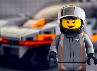 Ludzik lego w kasku motocyklowym