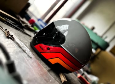 Kask neoklasyczny DMD Rivale w malowaniu Blade na stole w garażu
