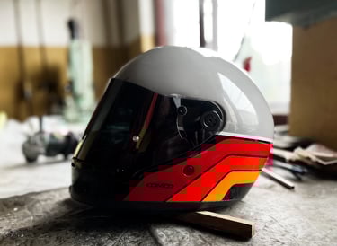 Kask DMD Rivale w kolorze Blade z przyciemnianą szybą na stole w garażu