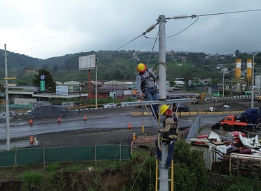 hombres trabajando en un poste electrico comercial