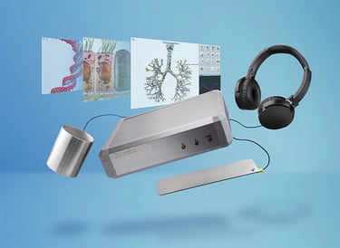 un écran d'ordinateur et des écouteurs sur un bureau