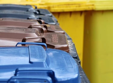 kék, barna és sárga fedelű edények környezetbarát hulladékkezeléshez és újrahasznosításhoz