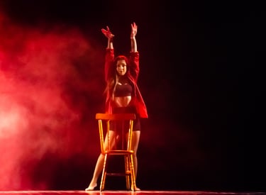 Bailarina no palco dançando com uma cadeira