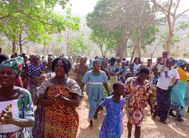 Grupo de personas cantando