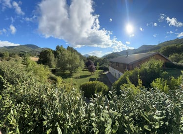 Vue d'ensemble des gîtes de l'Avance et de son grand jardin.