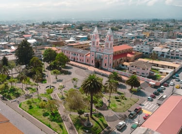 Fotografía aérea con dron de Quito parque central de Conocoto Iglesia