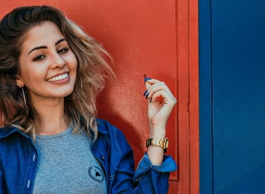 Femme souriante - The David Touch - Conseil en image Paris