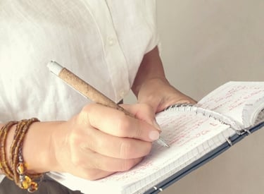 Valeria Angeletti, wellness coach di Metabolika, mentre scrive su un taccuino