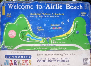 foto da da placa do mapa da cidade de airlie beach australia
