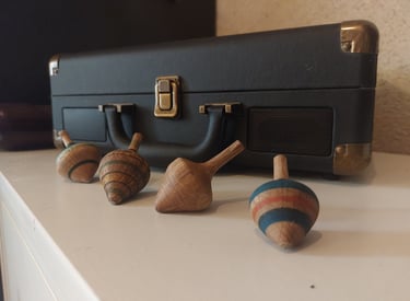 4 toupies en bois