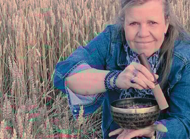 Portrait de Nathalie Collet dans les champs - Voix Son Vibration