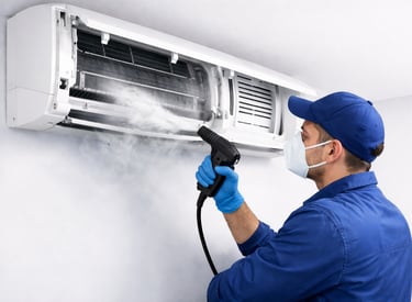 Nettoyage en profondeur d'une climatisation par technicien qualifié avec pulvérisation professionnel