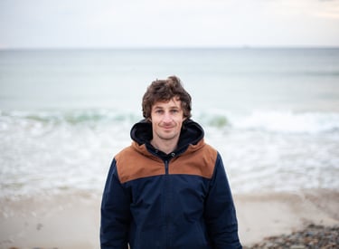 Portrait d'un homme en bord de mer