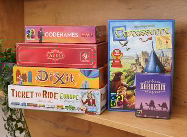 Stalo žaidimų dėžutės: Codenames, Azul, Dixit, Ticket to ride. Europe, Carcassonne, Karakum