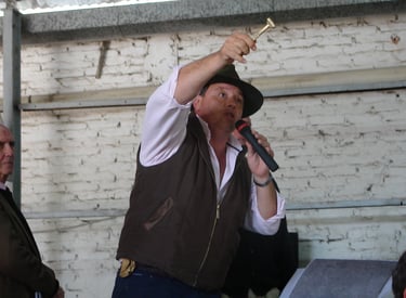 Gervasio Saenz Valiente en pleno remate de Cabaña Agromelú en en la Sociedad Rural de Cañuelas.