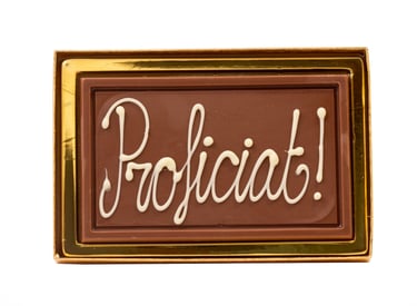 Chocolade plaatje met geschreven wens, proficiat