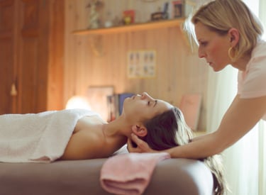 Anne-Lise Raffaelli lors d’un massage, illustrant son approche douce et personnalisée du soin