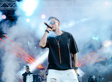 Fotografía profesional de concierto Rumbecu con un vocalista