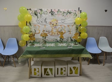 Decoración mesa baby shower con temática del rey león