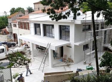 Construction d'une maison neuve sur un terrain vierge, fondations en cours