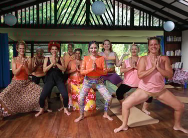 un grupo de personas haciendo posturas de yoga en una sala