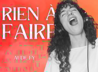 Aude Fy, chanteuse en train de chanter, c'est la vignette de la chanson Rien à faire