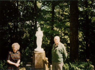 tautkunai-viktorija-ir-klemensas-jonas-padares-si-paminkla