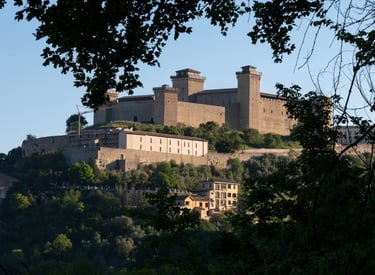Vista dell’Hotel Gattapone al di sotto della Rocca Albornoziana di Spoleto.