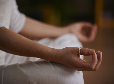 mujer sentada en sesión de Arogyadhama