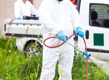 Un hombre con un traje blanco.