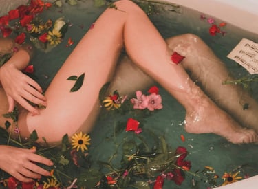 Ein Bad mit Blüten