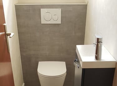 WC suspendu, avec coffrage carrelé, petit meuble lave mains