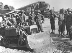 Le bulldozer Clark Airborne CA-1 sort d’un planeur Waco CG-4 Hadrian après un atterrissage, prêt à d