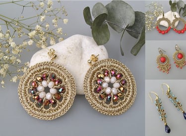 un collage de différents accessoires de mode au crochet et en tissus